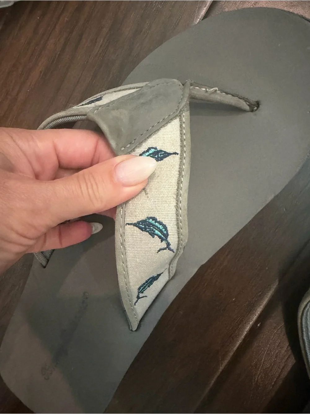 Tommy Bahama Men’s Size 10 Gray Marlin Embroidered Flip Flops Sandals
